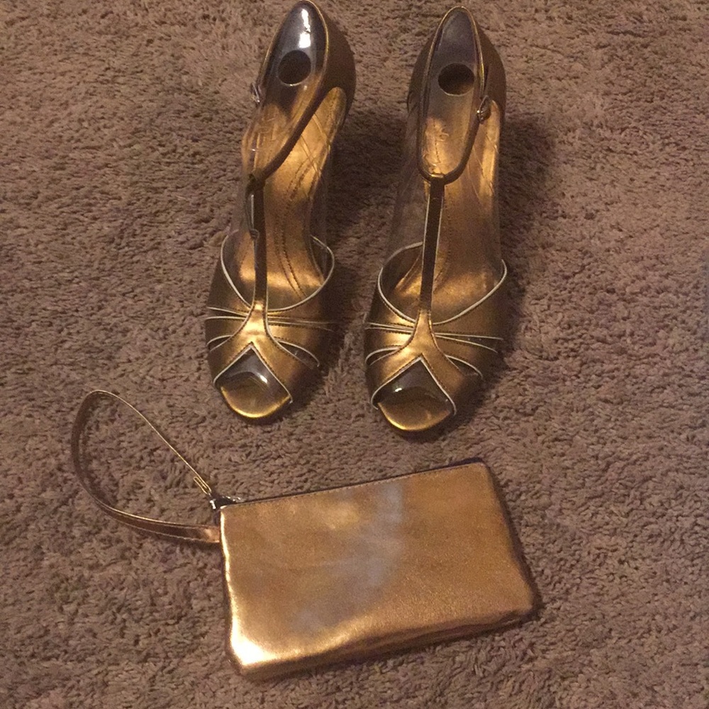Metallic gold strapped heels w/ matching purse!
